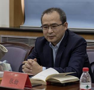 男人和女人在桌子边中度可信度描述已自动生成