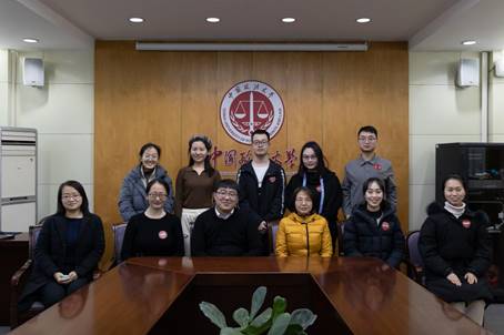 一群人在餐厅里中度可信度描述已自动生成